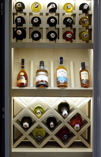 Şarap şişeleri bir raf içinde depolanan — Stok fotoğraf