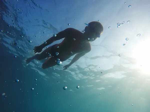 El hombre se sumerge en el mar — Foto de Stock