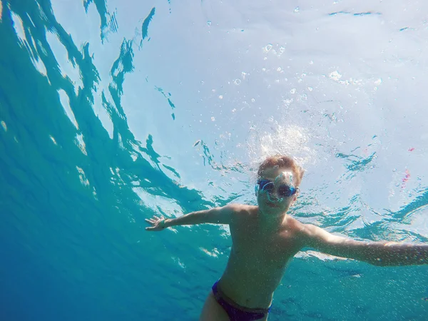 El hombre se sumerge en el mar —  Fotos de Stock