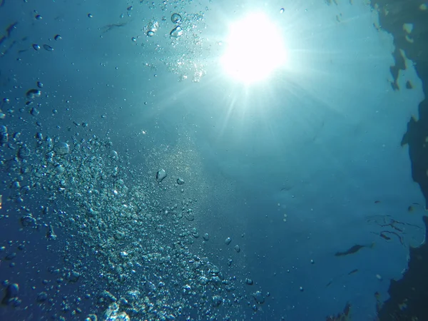 Bolle d'aria nell'acqua di mare — Foto Stock