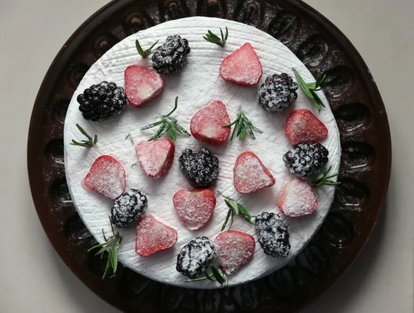 Weißer Erdbeer Brombeer Kuchen Auf Teller — Stockfoto