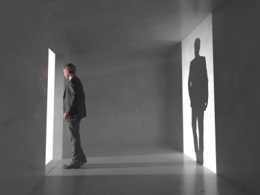 İş adamı açık bir kapının önünde duruyor.