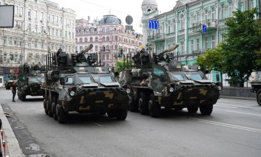Kyiv, Ukrayna, 18 Ağustos 2021. Ukrayna ordusu Kyiv sokaklarında. Ukrayna 'nın bağımsızlığının 30. yıldönümü için askeri geçit hazırlıkları