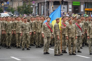 Kyiv, Ukrayna, 18 Ağustos 2021. Ukrayna ordusu Kyiv sokaklarında. Ukrayna 'nın bağımsızlığının 30. yıldönümü için askeri geçit hazırlıkları