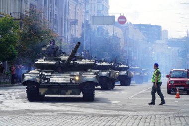 Kyiv, Ukrayna, 18 Ağustos 2021. Ukrayna ordusu Kyiv sokaklarında. Ukrayna 'nın bağımsızlığının 30. yıldönümü için askeri geçit hazırlıkları