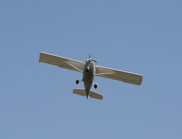 Одномоторний літак в небі — стокове фото