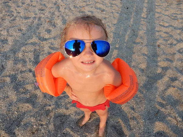 Menina engraçada em óculos de sol na praia de verão — Fotografia de Stock