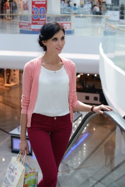 kadın bir çarşıda alışveriş