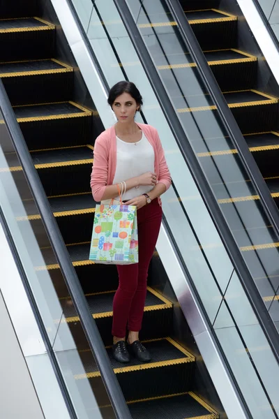 Kvinna kommer shopping i ett köpcentrum — Stockfoto