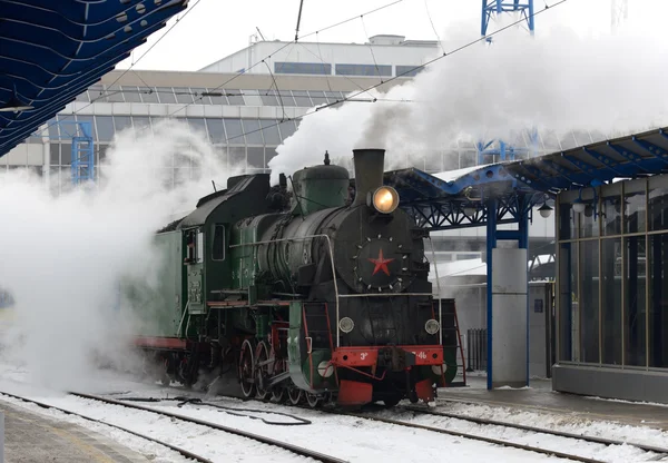 Retro buharlı tren istasyonunda — Stok fotoğraf