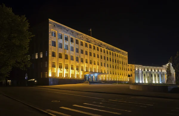 Şehir merkezinde geceleri ışıklı