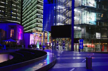 Gece şehir. hemen hemen hiç kimse sokaklarda, sessiz, sakin. 