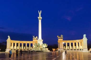 Gece Arch. Ahitercctural öğesi, tavan kavisli. 