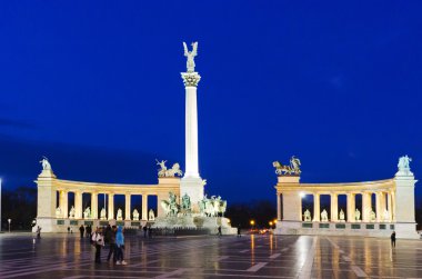 Gece Arch. Ahitercctural öğesi, tavan kavisli. 