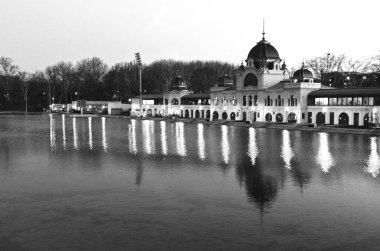 Geceleri su üzerinde kale.