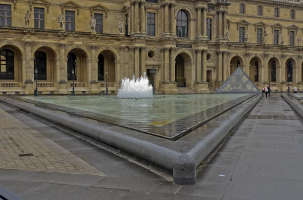 卢浮宫庭院中的喷泉 — 图库照片
