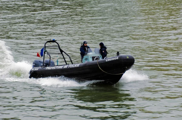 Motora pequeña embarcación equipada con un motor fueraborda . — Foto de Stock