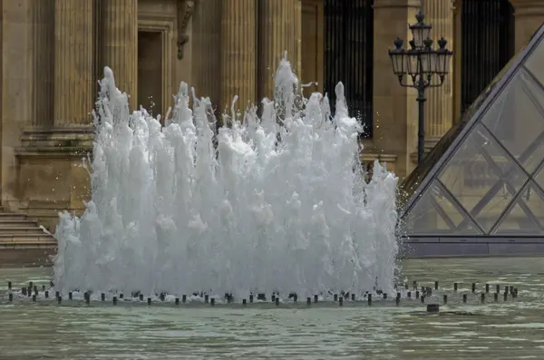 ルーヴル美術館の中庭の噴水 — ストック写真