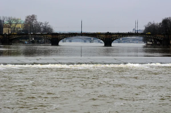 Most nad rzeką — Zdjęcie stockowe