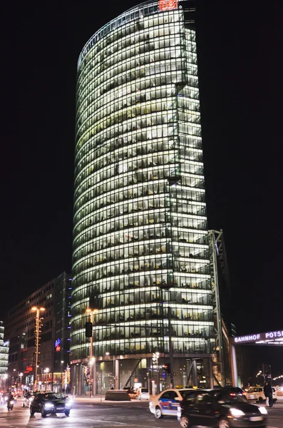 Ciudad nocturna. casi nadie en las calles, tranquilo, tranquilo . — Foto de Stock