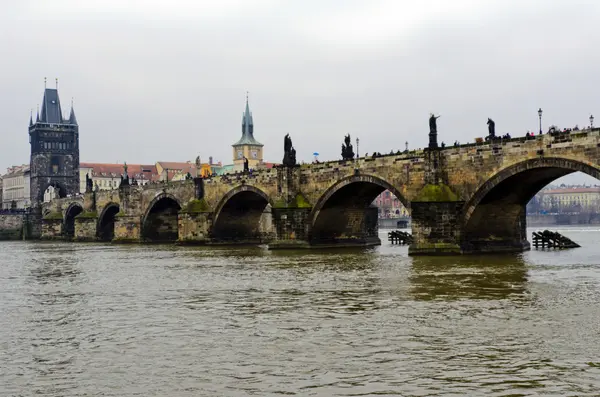 Most nad rzeką — Zdjęcie stockowe