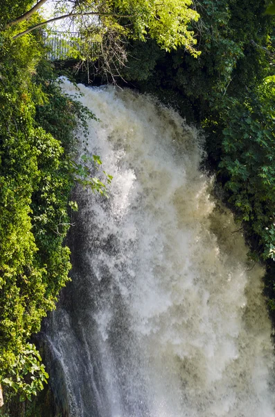 Водопад капля воды в реке с уступа . — стоковое фото