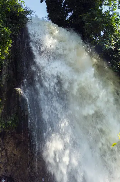 Cascata. goccia d'acqua nel fiume dalla sporgenza . — Foto Stock