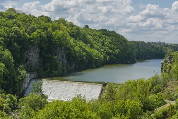 Damm an der Flussstadt — Stockfoto