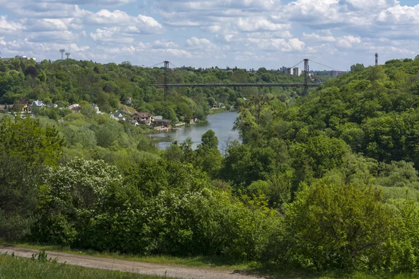 Hangbrug over de rivier — Stockfoto
