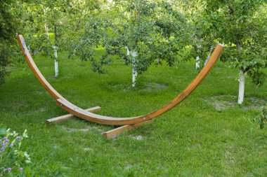 Bir özel evin bahçesinde hamak sabitleme