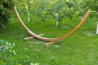 Bir özel evin bahçesinde hamak sabitleme