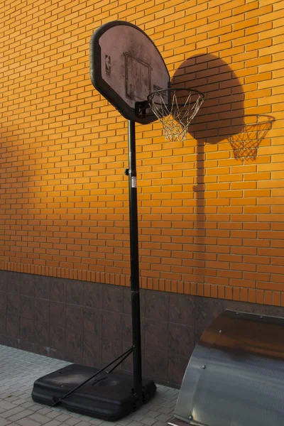 Basketbalový koš v zahradě soukromého domu — Stock fotografie