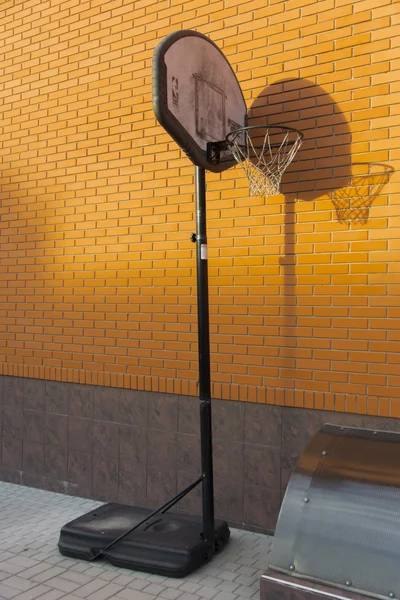Basketbalový koš v zahradě soukromého domu — Stock fotografie