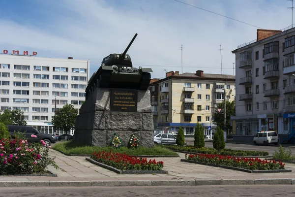 Monumento "Tank-winner" en la Plaza de la Victoria en Zhytomyr, Ucrania — Foto de Stock