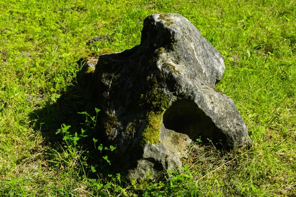 Großer alter Stein auf dem Rasen im Park — Stockfoto