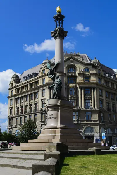 Un monumento a Adam Mickiewicz en Lviv — Foto de Stock