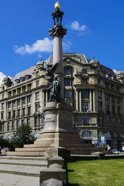 Egy emlékmű, hogy Adam Mickiewicz Lviv — Stock Fotó