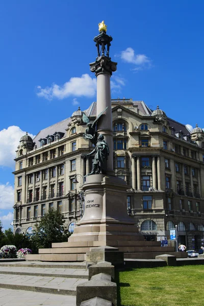 Un monumento a Adam Mickiewicz en Lviv — Foto de Stock