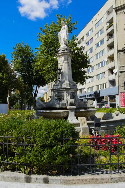 Monumento religioso perto da catedral na cidade de Lviv — Fotografia de Stock