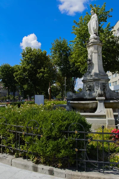 Monument religieux près de la cathédrale dans la ville de Lviv — Photo