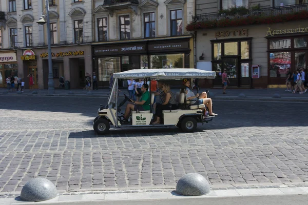 少しの送迎車。市内の舗装の石畳 — ストック写真