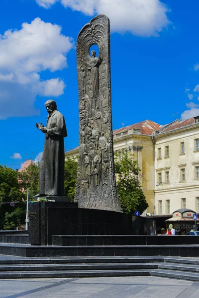 Monument till Taras Shevchenko på avenyn med frihet i cit — Stockfoto