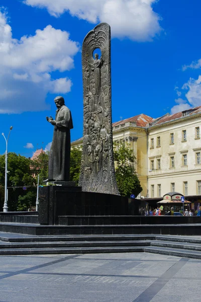 Monument à Taras Chevtchenko sur l'avenue de la liberté dans la ville — Photo