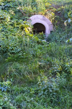 Köyün eteklerinde bir alanda eski terk edilmiş boru