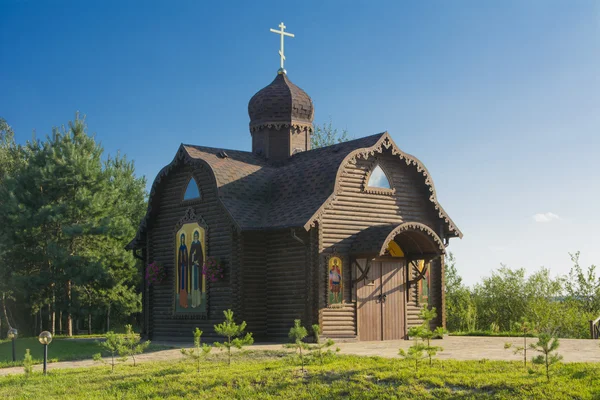 L'église en bois à la périphérie du village — Photo