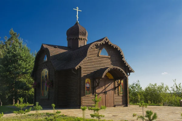 村の郊外に木造の教会 — ストック写真