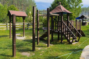 Çocuk slayt bir özel evin bahçesinde