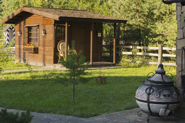 Holzhütte im Kiefernwald im Sommer — Stockfoto