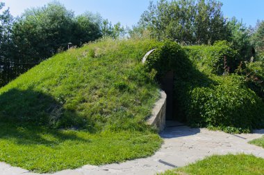 Bodrum özel evin bahçesinde yiyecek depolamak için
