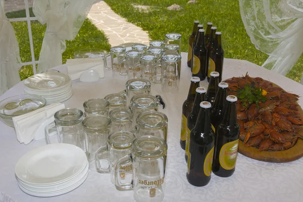 Cangrejo de río con cerveza en una mesa en un café privado — Foto de Stock